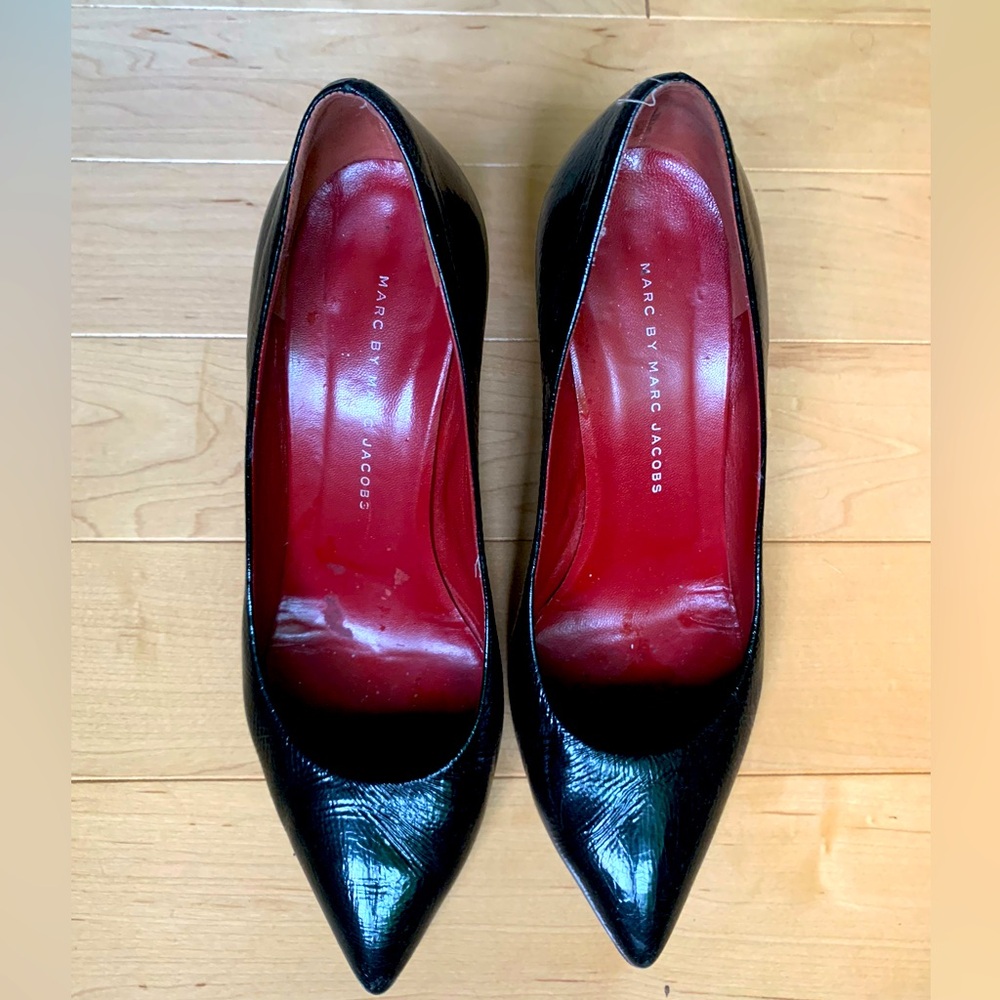 Marc by Marc Jacobs crinkle patent leather pumps